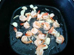 下腌好的虾炒至变色，关火盛出备用。