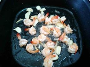 下腌好的虾炒至变色，关火盛出备用。