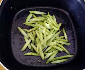 就着剩余的油，下芦笋翻炒几十秒，加盐调味。