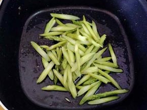 就着剩余的油，下芦笋翻炒几十秒，加盐调味。