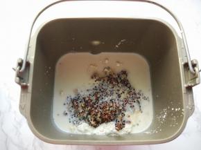 生藜麦50克，水100克倒入锅中煮15分钟左右，捞出沥干水，放凉后使用。将除黄油以外的材料倒入搅拌盆，混合均匀。（方子中只使用了50克熟藜麦，剩下的拌沙拉拌饭怎么吃都行。）