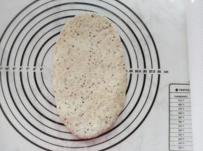 取一个面团，擀成牛舌状。