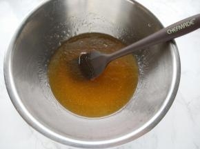 将转化糖浆，枧水，花生油倒入搅拌盆里，用手抽或者刮刀混合均匀。