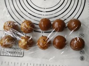 在松弛饼皮时，分好馅料。我是75克的模具，饼皮25克，馅料50克（包括蛋黄在内）。如果很熟练，你也可以饼皮20克，馅料55克，或者干脆2:8的比例，饼皮15克馅料60克，反正我是包不来这样的。
