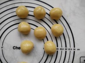 将饼皮也称好，盖上保鲜膜待用。