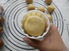 放入模具压制。模具订制的巧手饼妹家的，比其他品牌的模具略小。