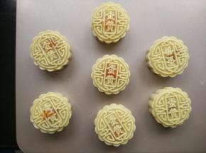待月饼稍定型后，取出喷蛋黄水。（用喷壶喷，不是用毛刷）再次送入烤箱，180度烤15分钟，上色后要及时加盖锡纸。