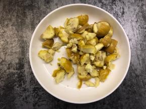 板栗上锅蒸熟，拨壳取仁