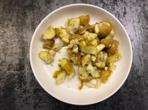 板栗上锅蒸熟，拨壳取仁