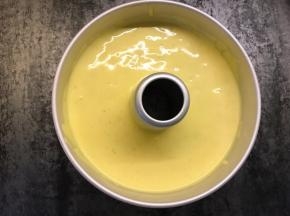 轻轻震出气泡，打发蛋清前预热烤箱，上下火160度烤40分钟。出炉后轻震几下，然后倒扣放凉