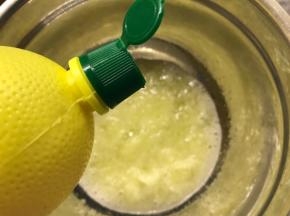 蛋清中滴入几滴柠檬汁