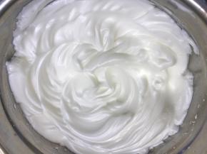 分三次加入细砂糖，速度慢慢从低速到高速，提起打蛋器会看到直立的小弯勾，就算打发完成。