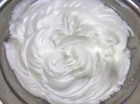 分三次加入细砂糖，速度慢慢从低速到高速，提起打蛋器会看到直立的小弯勾，就算打发完成。