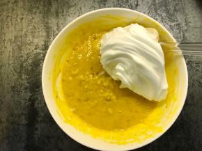 取三分之一与蛋黄糊混合