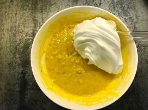 取三分之一与蛋黄糊混合