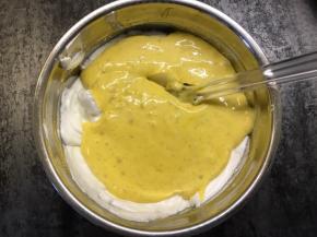 再把混合好的面糊倒入剩余蛋白霜中