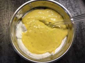 再把混合好的面糊倒入剩余蛋白霜中