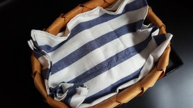 螃蟹上面可以加盖一个餐布，不要压得太紧要透气。