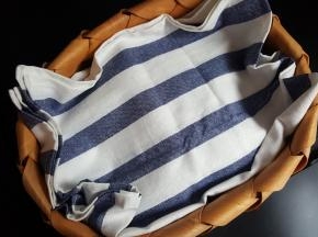 螃蟹上面可以加盖一个餐布，不要压得太紧要透气。