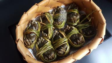 留在以后吃，放在可透气的草篮中,放入冰箱冷藏。（这是个临时保鲜的办法，还是要尽快使用哦）