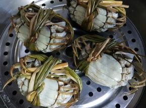 全部的螃蟹洗干净后，放在蒸锅上，八脚朝天，开大火蒸之。