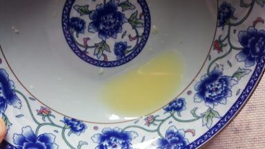 蒸螃蟹的同时，我们来做一个蘸汁，姜搓成姜末后取姜汁。（姜汁可去寒）