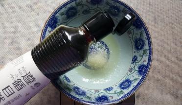 加入五谷酱油，也可以用生抽代替。