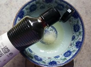 加入五谷酱油，也可以用生抽代替。