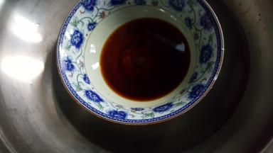 将蘸料放在蒸锅中，隔水蒸至白砂糖融化。