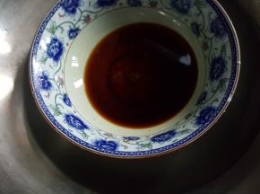 将蘸料放在蒸锅中，隔水蒸至白砂糖融化。