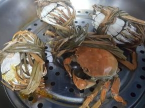这时螃蟹也蒸好了，有一只螃蟹挣扎了好久，但是他也没逃脱被蒸熟的厄运。嘎嘎