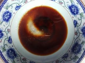 加入适量的白糖，我喜欢稍微甜一些，可按照自己的口味来调配。