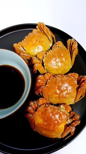 将蘸料放在小碗中，旁边放螃蟹摆盘，就可以开吃啦。