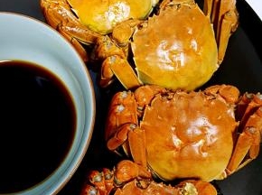 将蘸料放在小碗中，旁边放螃蟹摆盘，就可以开吃啦。