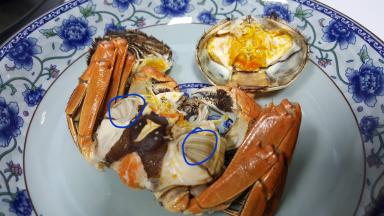 从开口处把蟹盖拆下来，去除蟹腮有人叫蟹肺。