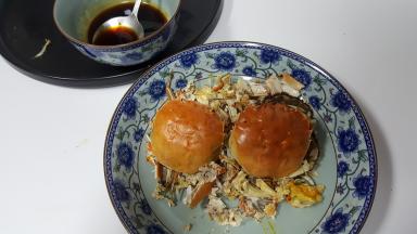 倾刻间两只螃蟹，化为一盘碎渣。