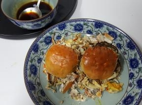 倾刻间两只螃蟹，化为一盘碎渣。