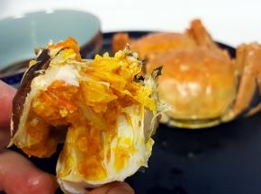 将蟹身从中间掰开，你会看到一个扁的片是蟹心，这个也不可以吃。还有就是蟹盖上面，有一个像塑料袋一样的东西，这个是蟹胃也是不能吃的。