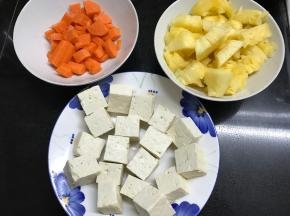 准备好食材后胡萝卜和菠萝切成丁，豆腐切成小块。