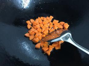 放入胡萝卜丁翻炒。