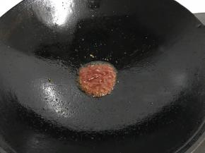 锅中留底油放入番茄酱翻炒。
