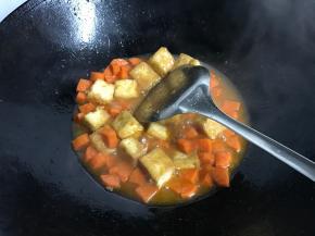 再把炸好的豆腐放入翻炒后加盐和糖调味。