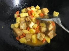 炒匀后放入菠萝丁再次翻炒均匀后用水淀粉勾芡后即可出锅。