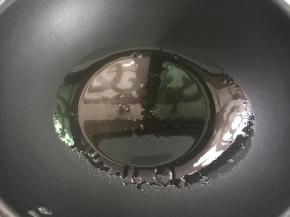锅中倒入适量油。