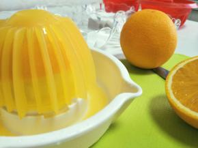 鲜橙水份多，一个足够。