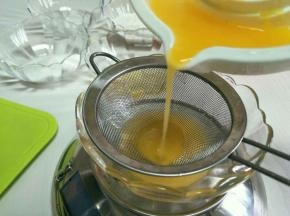 过滤得到纯橙汁，取50克。
