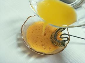 蛋液打散加入橙汁，搅匀备用。