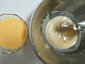 稍晾后，加入盐，搅拌均匀。分次倒入蛋黄液。