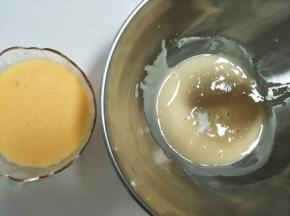 稍晾后，加入盐，搅拌均匀。分次倒入蛋黄液。