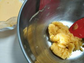 每次倒完，需要充分搅匀。(这里新手不用再害怕搅拌面粉出筋，导致的各种问题了)